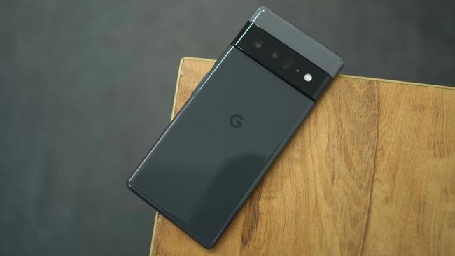 Smartphone Pixel 6 na rohu stolu