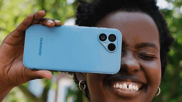 Fairphone 5 na lifestylovem snímku