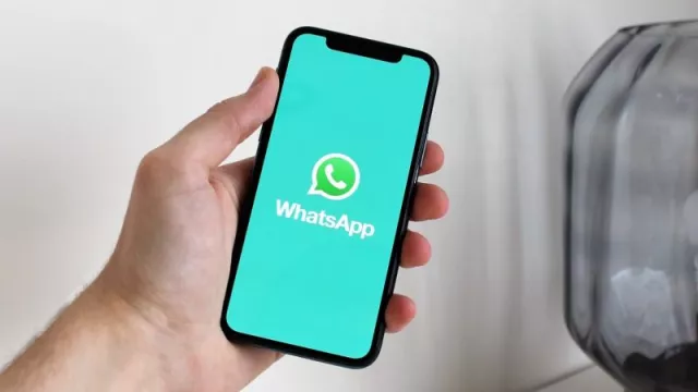 Smartphone s logem WhatsApp na displeji