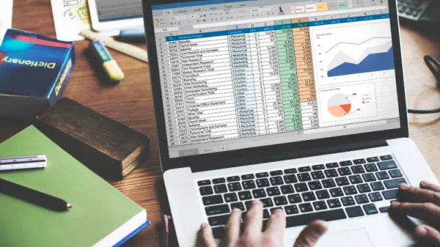 Notebook s Excel obrazovkou