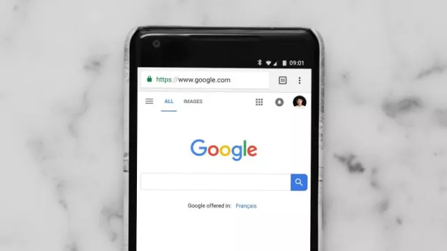 Stránka Google na displeji mobilu