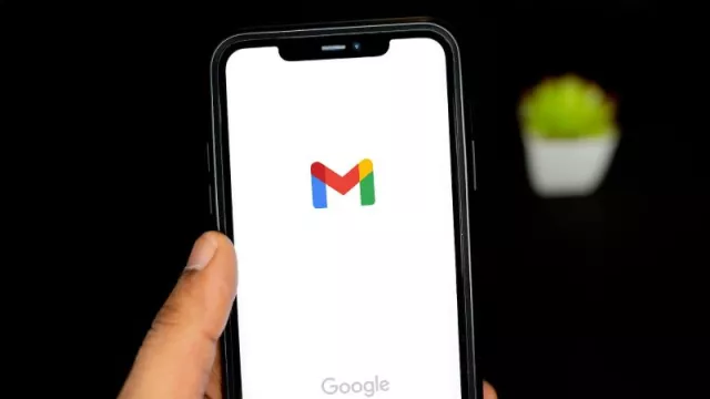 Logo Google Mail na displeji smartphonu