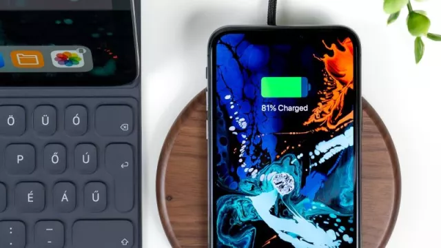 Smartphone se dobíjí na bezdrátové základně