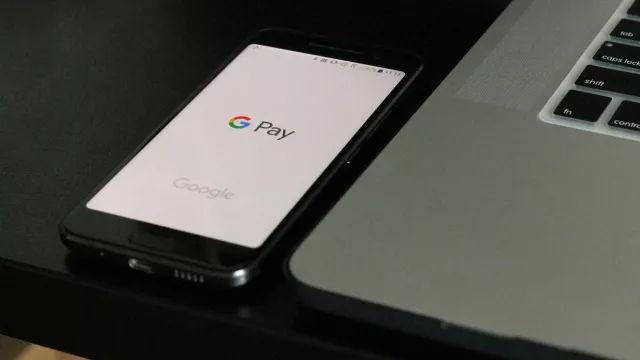 Logo Google Pay na displeji mobilu