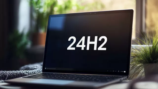 Nápis 24H2 na displeji laptopu